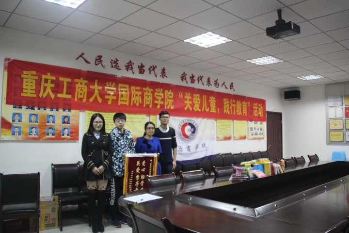 必赢官网学生与工作人员合影